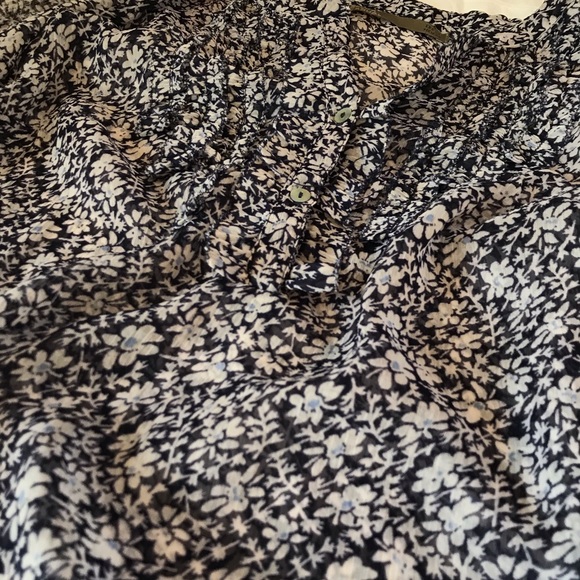 White and blue blouse - Picture 3 of 4